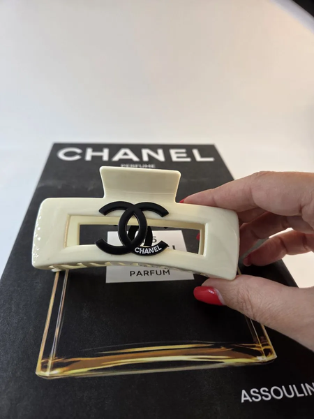 Заколка краб у стилі chanel matte white у подарунковій упаковці Chgmatte-white фото