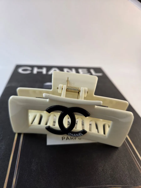 Заколка краб у стилі chanel matte white у подарунковій упаковці Chgmatte-white фото